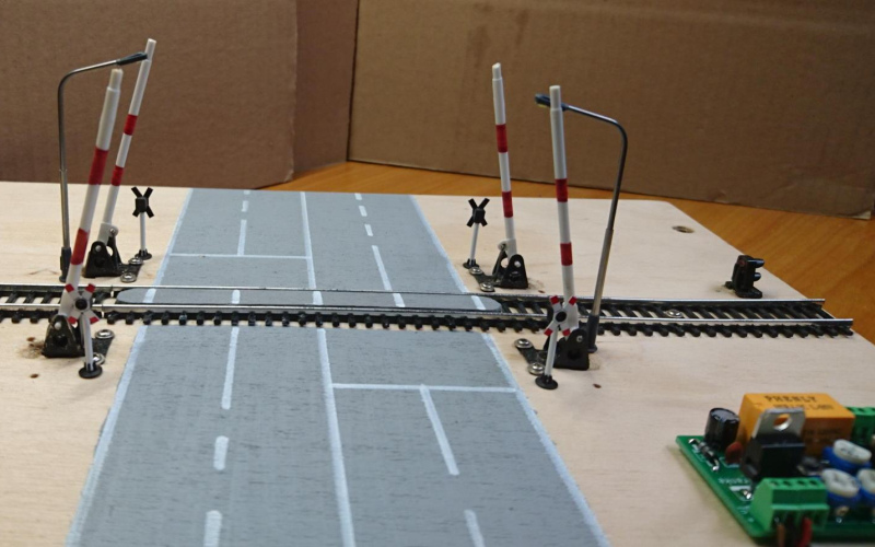 4.2.4 Servo Steuerung für einen 4-spurigen Bahnübergang mit Wechselblinkern, Straßenbeleuchtung, programmierbar, Nachwippen, Lichtschranken geeignet