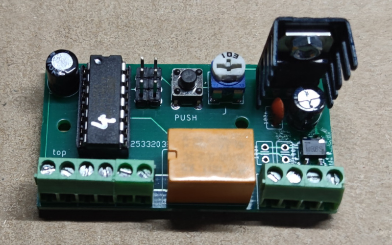 4.1.3.2 Servo Steuerung für einen 2-gleisigen Bahnübergang mit Wechselblinkern, geeignet für Lichtschranken, Schaltkontakte etc.